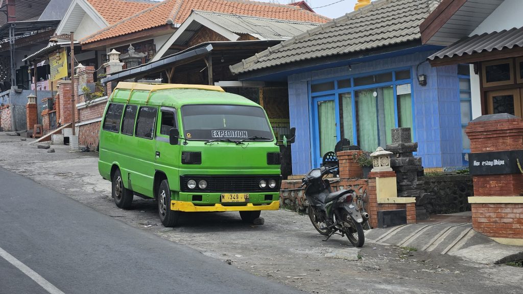 van in attesa deoi passeggeri. cemoro lawang