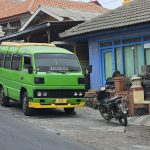 van in attesa deoi passeggeri. cemoro lawang