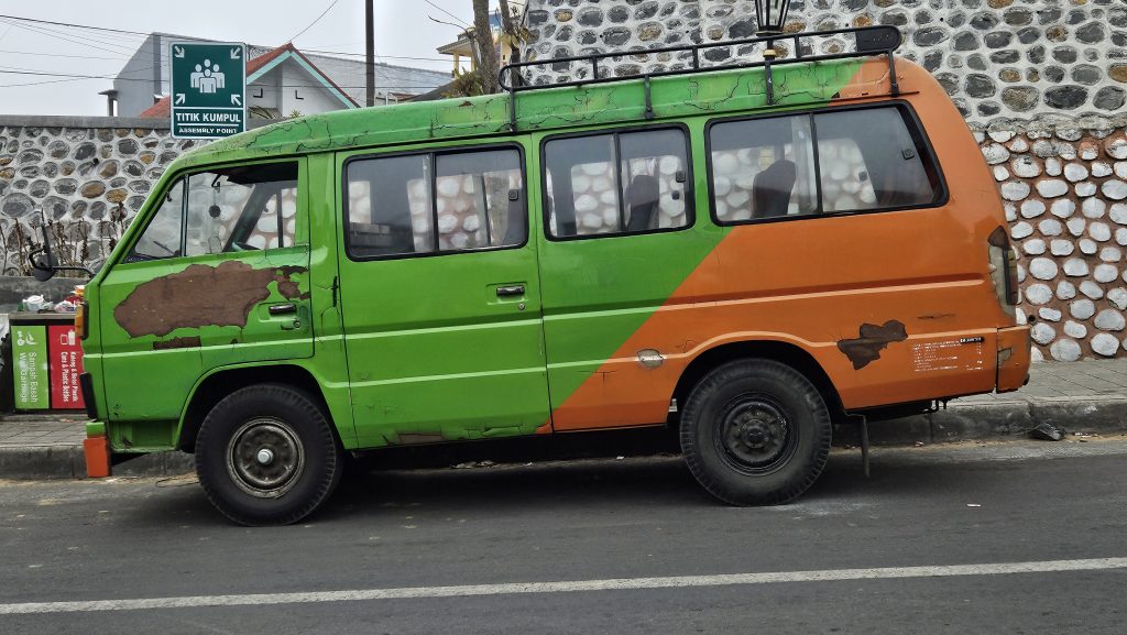 Il van fermo in attesa di riempirsi per partire verso Probolinggo
